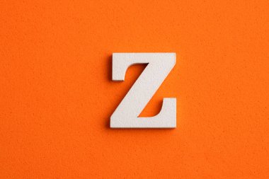 Alfabe harfi Z - Turuncu köpüklü arka planda beyaz ahşap parça