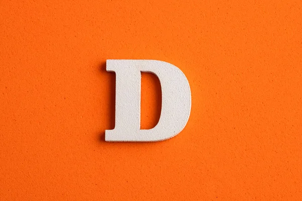 Litera Alfabetu Biały Kawałek Drewna Pomarańczowym Piankowym Tle — Zdjęcie stockowe