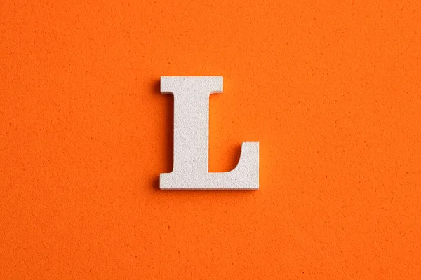 Alphabet Buchstabe Weißes Holzstück Auf Orangefarbenem Schaumigem Hintergrund — Stockfoto