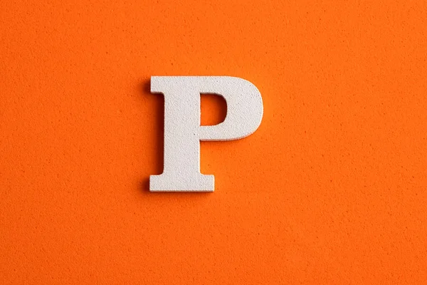 Αλφάβητο Γράμμα Λευκό Κομμάτι Ξύλου Πορτοκαλί Αφρώδες Φόντο — Φωτογραφία Αρχείου