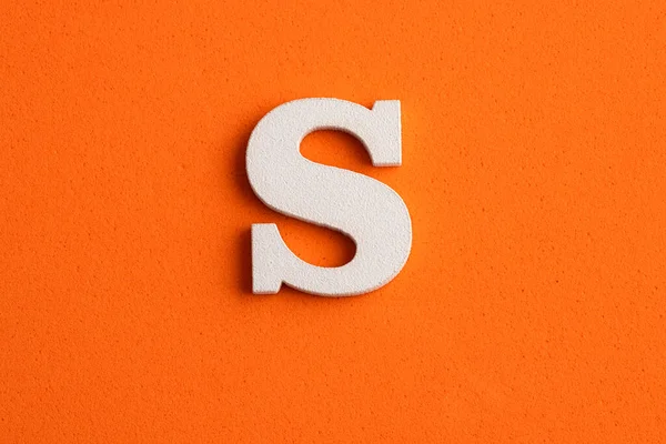 Weißer Holzbuchstabe Auf Orangefarbenem Schaumigem Hintergrund — Stockfoto