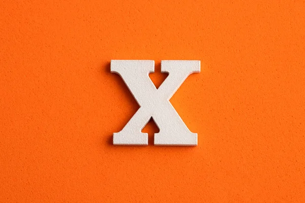 Buchstabe Weißes Holzstück Auf Orangefarbenem Schaumigem Hintergrund — Stockfoto