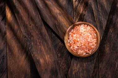 Himalaya pembe tuz kristalleri, Pakistan 'dan toz kırmızı kaya tuzu