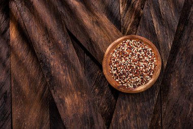 Kasede kırmızı, beyaz ve kahverengi kinoa karışımı.