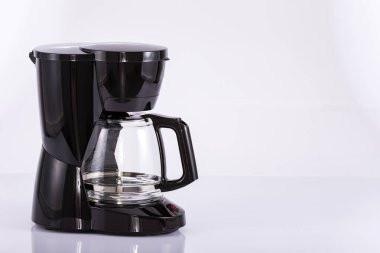 Beyaz arka planda otomatik elektrikli kahve makinesi