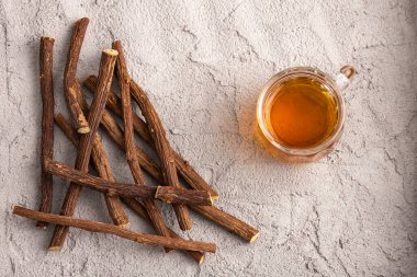 Meyan kökü çayı fincanı ve kök parçaları - Glicyrhiza glabra