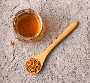 FenuGreek Çay Fincanı - Trigonella foenum-graecum. Sağlıklı yemek.