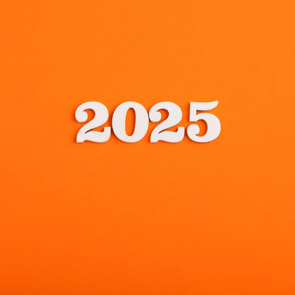 2025年新年的成就 橙色背景下的白色数字 — 图库照片