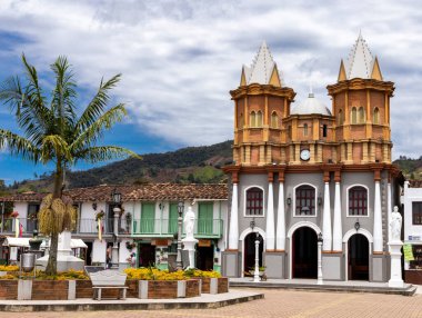 El Penol, Antioquia / Kolombiya - 25 Mayıs 2022. Yaşlı Peol 'un kopyası yıllardır birçok ziyaretçi için turistik bir buluşma noktası haline geldi..
