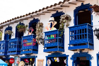 El Penol, Antioquia / Kolombiya - 25 Mayıs 2022. Yaşlı Peol 'un kopyası yıllardır birçok ziyaretçi için turistik bir buluşma noktası haline geldi..