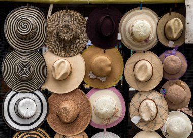 Geleneksel Kolombiya şapkalarını göster