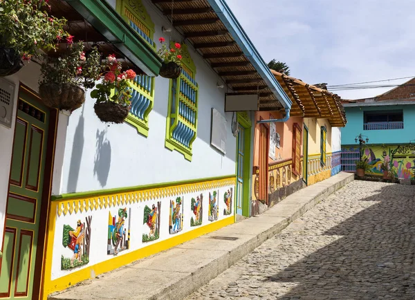 Guatape Antioquia コロンビア 2022年5月25日 それはコロンビアで最もカラフルな町の一つであり それは人生でいっぱいのベースボードや通りの形でそれを反映しています — ストック写真