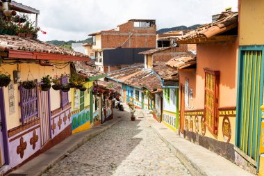 Guatape, Antioquia / Kolombiya - 25 Mayıs 2022. Kolombiya ve Antioquia 'nın doğusundaki turizm belediyesi. Renkli levrek desenli evleriyle ünlüdür..