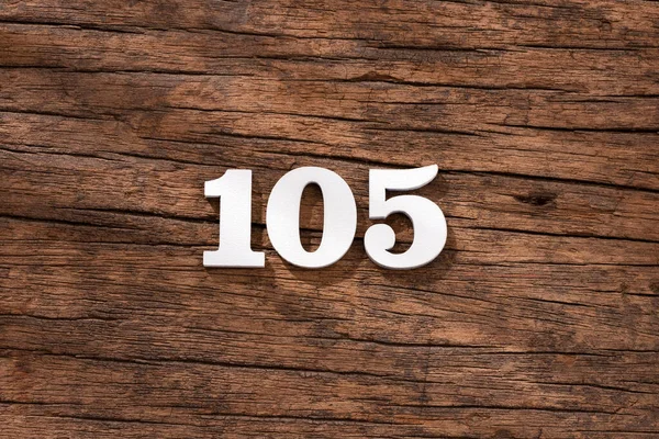 Číslo 105 Kus Rustikálním Dřevěném Pozadí — Stock fotografie