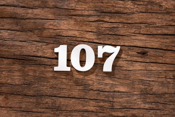 Číslo 107 Kus Rustikálním Dřevěném Pozadí — Stock fotografie