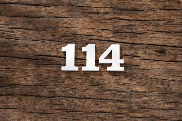Número 114 Madeira Isolado Sobre Fundo Rústico — Fotografia de Stock