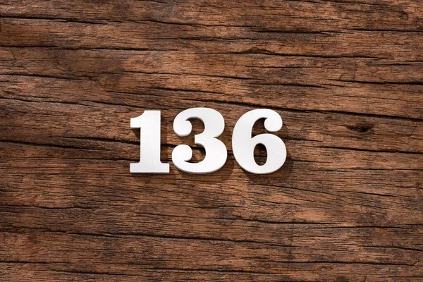 Numéro 136 Bois Isolé Sur Fond Rustique — Photo