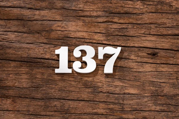 Numéro 137 Pièce Sur Fond Bois Rustique — Photo