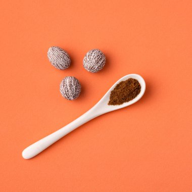 Kaşıkta organik hindistan cevizi tozu - Myristica