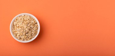 Seramik kasede yulaf ezmesi - Avena sativa