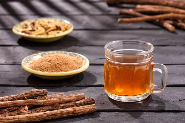 Tee Und Stiele Von Lakritze Glycyrrhiza Glabra — Stockfoto