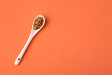 Kolonu temizlemek için soya lifleri - beyaz seramik kaşık