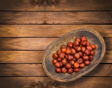 Corylus Avellana - Ahşap kasede fındık fıstığı