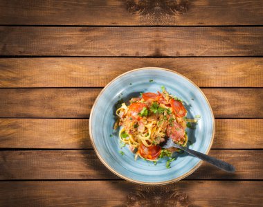 İspanyol sosisli Fettuccine makarna - Rustik ahşap arka plan