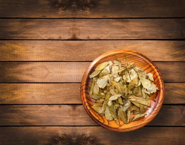 Kasede kurumuş koka yaprakları var, eritroksilik koka.