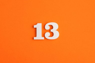 13 Numara - Turuncu köpük kauçuk arka planda