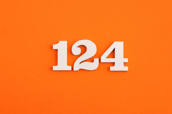 Λευκό Ξύλινο Αριθμό 124 Eva Καουτσούκ Πορτοκαλί Φόντο — Φωτογραφία Αρχείου