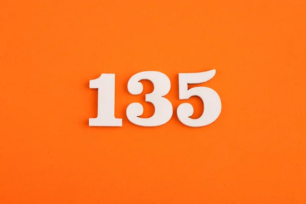 Номер 135 Оранжевом Резиновом Фоне — стоковое фото