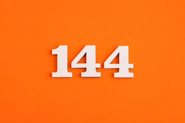 Λευκό Ξύλινο Αριθμό 144 Eva Καουτσούκ Πορτοκαλί Φόντο — Φωτογραφία Αρχείου