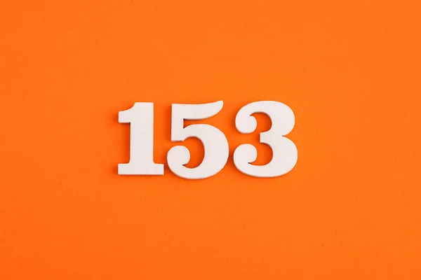 Номер 153 Оранжевом Каучуковом Фоне — стоковое фото