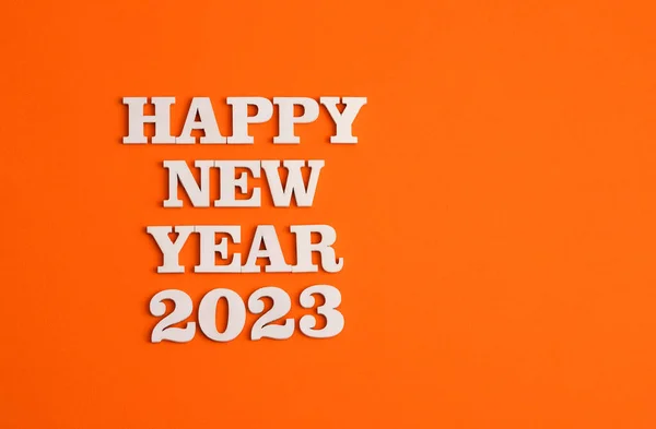 Ευτυχισμένο Νέο Έτος 2023 Ξύλινα Γράμματα Πορτοκαλί Φόντο — Φωτογραφία Αρχείου