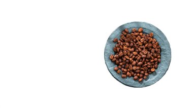 Kahve - Kahverengi kahve çekirdekleri kasede