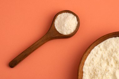 Kase ve kaşıkta süt tozu ya da kurutulmuş.