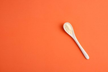 Kaşıkta toz ya da susuz süt.