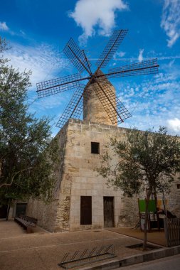 Manacor, Palma de Mallorca - İspanya - 15 Eylül 2022. Mill de Fraret, değirmen kulesi, Mallorca 'nın en yüksek 5 katlı ve yaklaşık 15 metre yüksekliğinde..