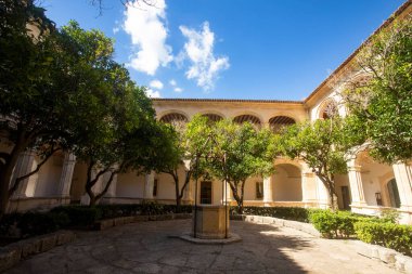 Manacor, Palma de Mallorca - İspanya - 15 Eylül 2022. Kentin Belediye Kütüphanesi 'nin, yaklaşık 38 bin belgenin kamuoyuna doğrudan erişimi bulunan bir genel fonu var..