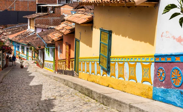 Guatape, Antioquia - Kolombiya - 25 Mayıs 2022. Kolombiya 'nın en renkli şehirlerinden biridir, yaşam dolu süpürgelik ve caddeler şeklinde yansıtır..