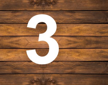 Tahta arka planda beyaz delikte üç kişi.