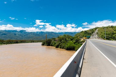 Santa Fe Antioquia 'daki Cauca Nehri üzerinde yeni bir köprü - Kolombiya