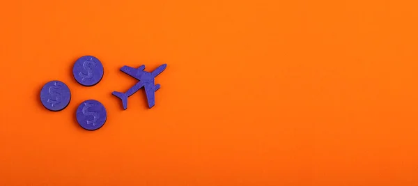Επαγγελματικό Ταξίδι Διακοπές Αεροπλάνο Αεροπλάνο Και Κέρματα Κλίμακα — Φωτογραφία Αρχείου