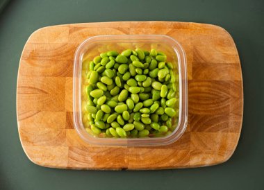 Plastik kabın içindeki organik taze soya fasulyesi - Glicine maksimum