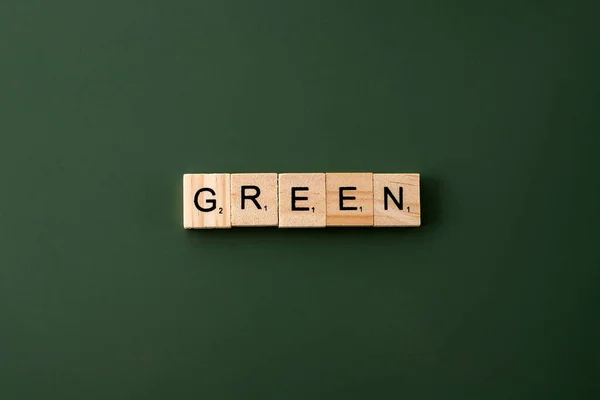 Palabra Verde Del Alfabeto Sobre Cubos Madera —  Fotos de Stock