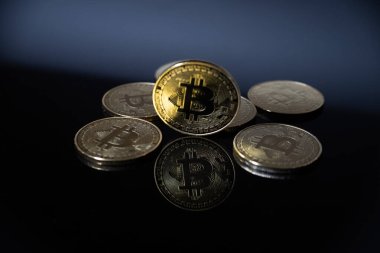 Monedas bitcoin sobre fondo negro clipart