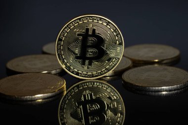 Monedas bitcoin sobre fondo negro