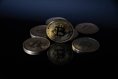 Monedas bitcoin sobre fondo negro