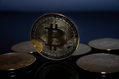 Monedas bitcoin sobre fondo negro
